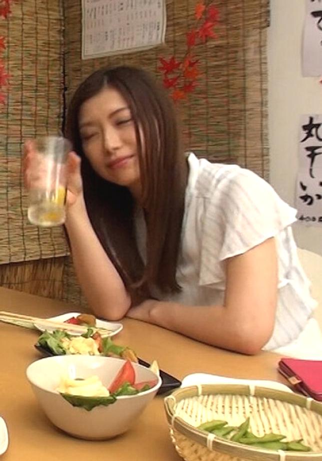 H_1724P009G00008 막차를 놓친 노부인을 우리 집에 묵게 했다... 그녀 같은 노부인과 하고 싶다!? 열정적으로 키스하고 온몸을 핥았다...